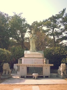 Budhha statue facing the coast 